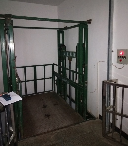 導軌式升降平臺